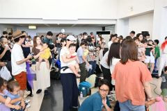 赤ちゃんオリンピックの参加者ら