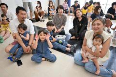 赤ちゃんオリンピックの参加者ら
