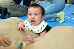 おもちゃになかなか触れることができず、泣き出す子も