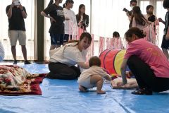 「こっちだよ～」と我が子を呼ぶお母さん