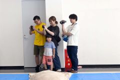 我が子の活躍を逃すまいと必死に撮影する参加者ら