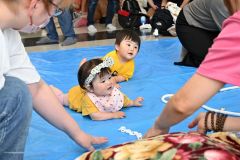「頑張れ！」の声援を受け、必死にハイハイ