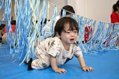 鳴きながらも必死にゴールを目指す
