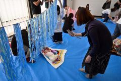 我が子の活躍を逃すまいと、必死に撮影するお母さん