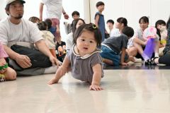 カメラに興味津々