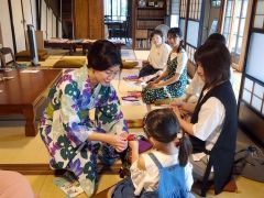 便利な風呂敷の結び方を伝授する小倉さん（左）と参加者