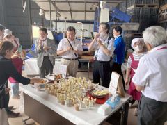 新鮮なラワンブキを使った料理を味わう参加者たち