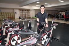 スケート部時代に汗を流したトレーニングルームを訪れ、学生時代を振り返る杉森輝大選手