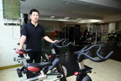 スケート部時代に汗を流したトレーニングルームを訪れ、学生時代を振り返る杉森輝大選手