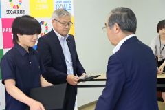竹中町長（右）から認定書を受け取る参加者