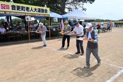 アクリル板に載せた野菜を落とさないようにして競争する「産地直送」で熱戦を繰り広げる出場選手ら