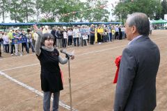 大会長の小野町長（右）に選手宣誓する赤組の高田徹子さん（左）