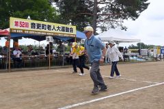 「ピンポンリレー」で熱戦を繰り広げる出場選手ら