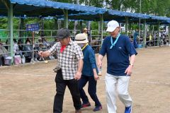 「ピンポンリレー」で熱戦を繰り広げる出場選手ら