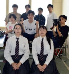 １８年ぶりに復活した放送局。前列左が彩花局長、右が悠花副局長
