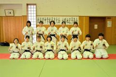 女子個人戦で全道大会の出場権を得た選手ら。前列が各階級の優勝者、後列が準優勝者