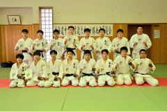 男子個人戦で全道大会の出場権を得た選手ら。前列が各階級の優勝者、後列が準優勝者