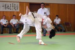 【男子個人戦５５キロ級・決勝】内股で一本勝ちする清水中の大城海志（下）