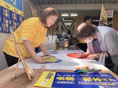 愛菜屋に設置された応援ブースで永原選手への応援のメッセージをしたためる町民