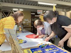 愛菜屋に設置された応援ブースで永原選手への応援のメッセージをしたためる町民たち