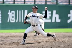 【１回戦・帯三条―士別翔雲】帯三条は３回１死から左腕エースの山田直弥（３年）が登板し力投する（須貝拓也撮影）