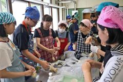 湯煎による調理を学ぶ更別中央中の３年生たち