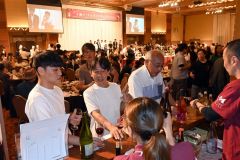 十勝産ワインを飲み比べる来場者