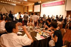 十勝の美酒美食を堪能する来場者