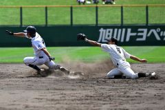 【１回戦・帯三条－士別翔雲】帯三条は５回１死、二盗を狙った一走をタッチアウトにする。右は遊撃手の嶋野誠一郎