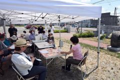 浅見さん（右）による高橋キソさんの証言に耳を傾ける参加者たち
