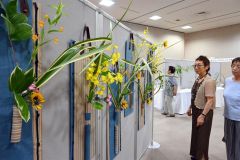 ヒマワリなどが生けられたタペストリーの作品が並ぶ会場（１４日正午ごろ、とかちプラザ）