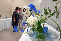 涼しげなガラスの花器に生けられた作品が並ぶ会場（１４日正午ごろ、とかちプラザ）