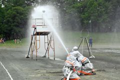 放水でボールを浮かせ、かごの中から取り出す帯広市消防団員