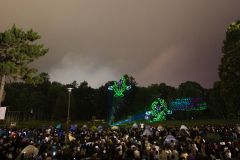公園内の木々をスクリーンにしたレーザーショー。芽室で生産が盛んな落花生のキャラクターが映し出された（長尾悦郎通信員撮影）