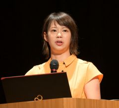講演する高木菜那さん
