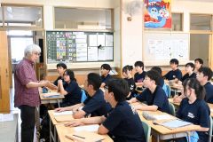 浦島さん（左）による英語の授業に取り組む生徒たち