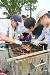火おこしを体験する子どもたち