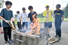 火おこしを体験する子どもたち