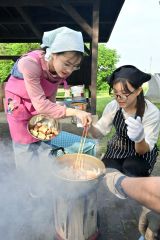 各グループがオリジナルのカレーづくり
