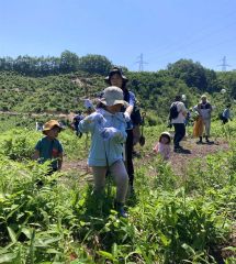 第一生命の森で植樹に取り組んだ参加者たち