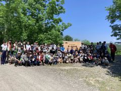 第一生命の森で植樹に取り組んだ参加者たち