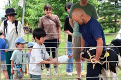 子牛にミルク「かわいい」　酪農発信へ士幌「乳フェス」