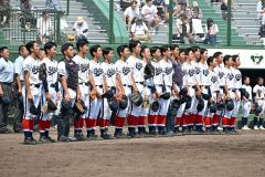 【１回戦・帯大谷－旭川東】コールド勝ちを決めて整列する帯広大谷ナイン