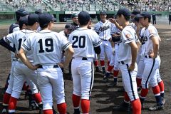 【１回戦・帯大谷－旭川東】リラックスした表情で試合前の円陣を組む帯広大谷ナイン