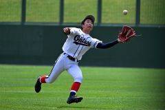 【１回戦・帯大谷－旭川東】帯広大谷の右翼を守った泉映甫は３回、先頭打者の飛球を好捕する