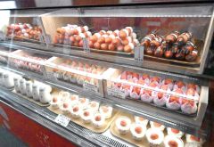 イチゴを使った商品がずらりと並んだショーケース