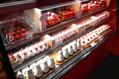 イチゴを使った商品がずらりと並んだショーケース