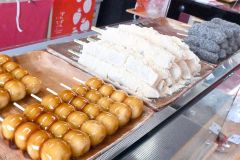 串だんごや串わらび餅、べこ餅、どら焼き（いずれも１９０円）などの和菓子も充実している