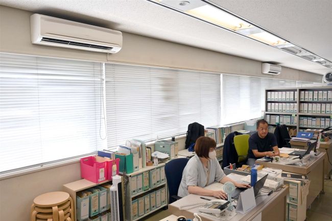 市役所空調不具合、壁掛けエアコンで急場しのぎ　築３０年超で老朽化