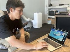 ３Ｄと２Ｄの設計図を作ってセクション作りをする田中さん